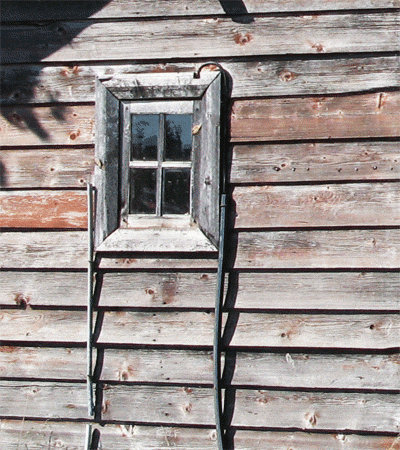 Деревянное окно в старом доме, избушке
