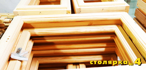 Много деревянных окон стандартного размера на производстве