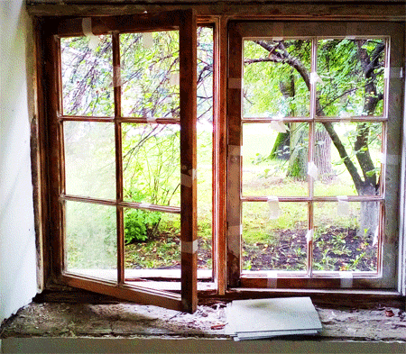 Старое окно со снятой краской