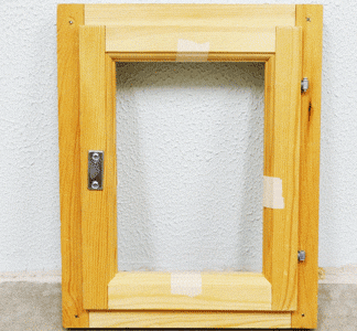 Деревянный одинарный оконный блок с открыванием внутрь. Стандартных размеров. 