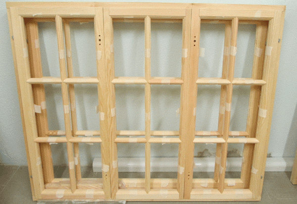Тёплое деревянное верандное окно для установки в загородном доме. Трёхстворчатое, где боковые створки открываются. 