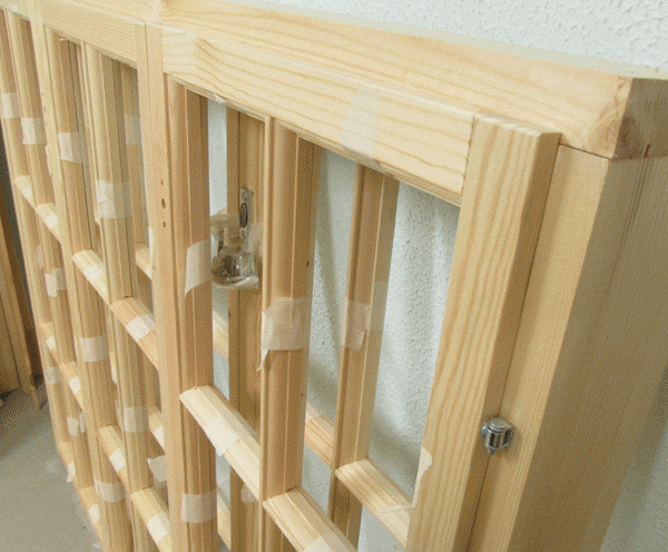 Двойной оконный блок с верандной расствкловкой можно устанавливать на тёплых верандах и домах круглогодичного проживания. Прекрасно держат тепло и могут внести стиль и красоту постройке