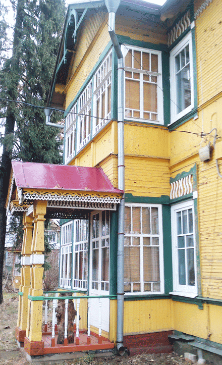 Старинный дом остекленный белыми верандными рамами. Очень красивый. Русский стиль.