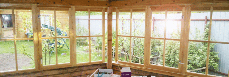 Деревянные рамы и окна установлены на веранде. Фото изнутри помещения.