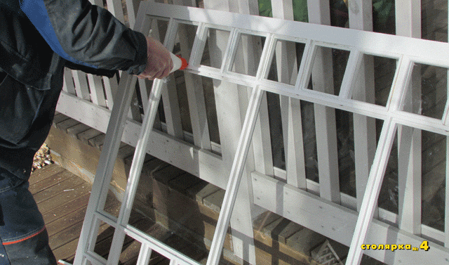 Процесс установки герметика в выборку рамы для последующей установки в неё стекла